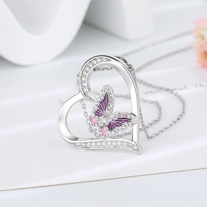 Collier pendentif cœur papillon à la mode avec zircons et détails en émail violet