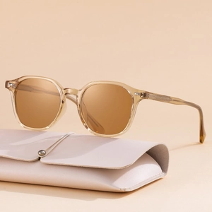 Lunettes de soleil rétro en acétate ambré avec verres bruns et étui en cuir crème