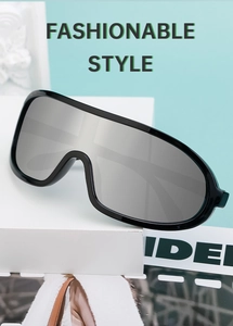 Détail des lunettes de soleil de sport à miroir argenté sur un piédestal blanc