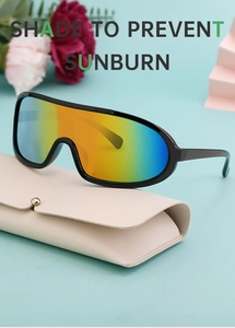 Détail de lunettes cyclisme avec verres miroir arc-en-ciel et étui en cuir pliable beige