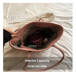 Capacité interne du sac cabas rose avec compartiment principal et poche zippée