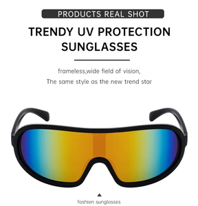 Vue détaillée des verres réfléchissants dégradés colorés sur les lunettes de soleil