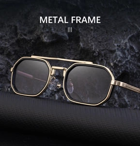 Détails de lunettes de soleil en métal doré à double pont avec verres foncés