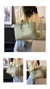 Détail du grand sac cabas tissé vert clair avec anses en cuir et design minimaliste