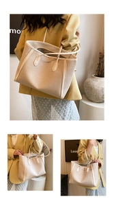 Grand sac cabas beige avec texture tissée et détails de garniture en cuir de qualité