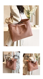 Détail du sac cabas rose-brun avec texture tressée, poignées en cuir et longues lanières
