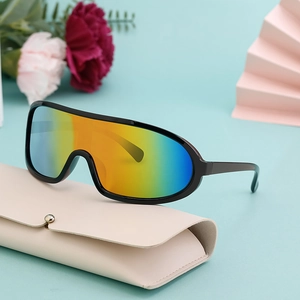 Lunettes de soleil sport de cyclisme avec verres irisés et étui en cuir crème élégant