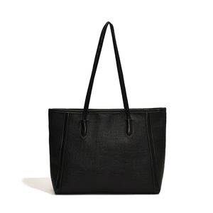 Sac fourre-tout noir minimaliste avec texture tissée et finition en cuir lisse, vue de face
