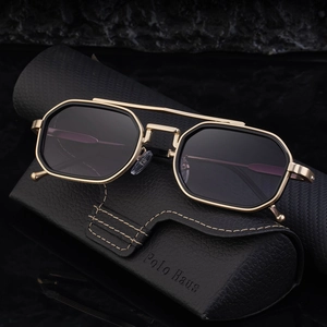 Lunettes de soleil rétro à monture carrée en métal doré avec double pont et verres noirs