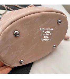Détail du fond du sac seau rose avec quatre rivets de protection en métal argenté antiusure