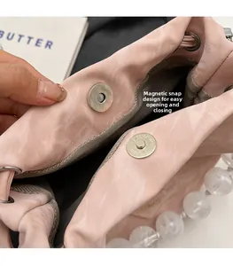 Gros plan détaillé du fermoir magnétique d'un sac seau au motif effet marbre