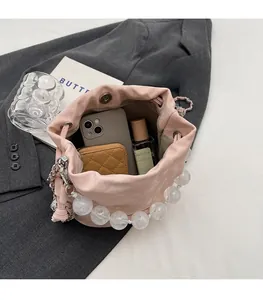 Vue de dessus du sac seau rose à cordon avec perles montrant l'espace de rangement