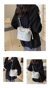 Détails du sac seau plissé avec poignée en perles et bandoulière chaîne argent