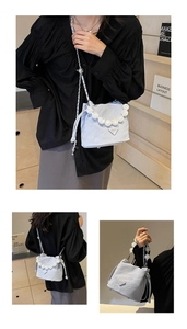 Trois vues du sac seau bleu clair plissé avec poignée en perles et bandoulière chaîne