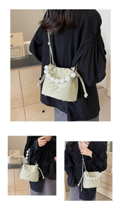 Détail du sac seau plissé vert clair avec poignée en perles et bandoulière en métal