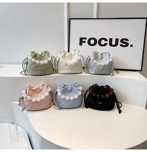 Collection de sacs seaux plissés avec poignées en perles et chaînes en six couleurs