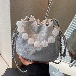 Sac seau plissé argenté avec perles de marbre et bandoulière en chaîne métal