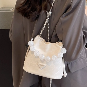 Sac seau plissé chic avec poignée en perles et chaîne argentée pour femme