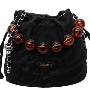 Sac seau noir chic avec perles d'ambre et un pendentif tête de mort argenté pour femme