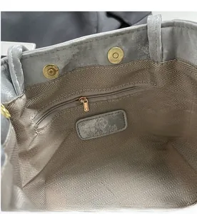 Détail de l'intérieur du sac seau avec doublure à chevrons et fermeture dorée