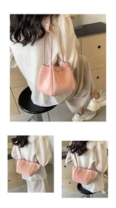 Détails du sac à main en cuir rose avec bandoulière fine dans un cadre intérieur décontracté