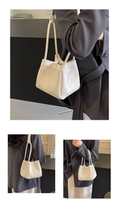 Sac seau blanc minimaliste avec texture de cuir fin et doubles poignées fines