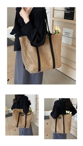 Détails du sac cabas en paille tissée avec poignées en coton noir et texture ajourée
