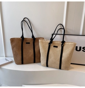 Détail du sac cabas en paille tressée avec texture ajourée et anses en corde