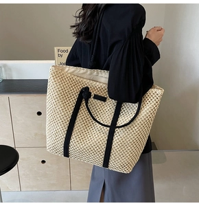 Détail du sac cabas tissé ajouré montrant la maille beige et les poignées en corde noire