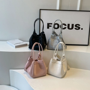 Sacs à main structurés minimalistes en noir, argent, rose et beige au design plié