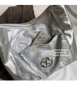 Borsa tote argento con trama marmorea dotata di tasca frontale con zip per lo smartphone