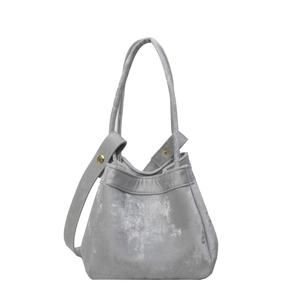 Sac seau gris minimaliste en tissu velouté avec bandoulière à bouton-pression doré