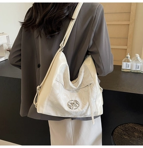 Dettaglio della borsa hobo con stampa marmo e fibbia in metallo argentato su modella
