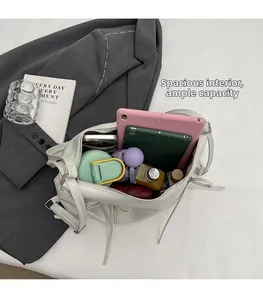 Vue intérieure montrant la grande capacité du sac fourre-tout pour les objets essentiels