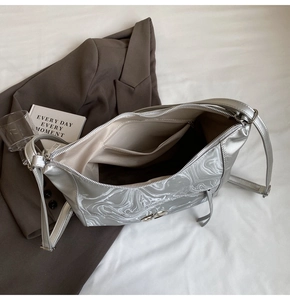 Dettaglio borsa tote argento con fodera interna beige e decorazione effetto marmo