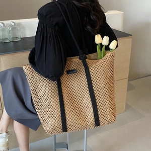 Sac fourre-tout minimaliste en paille tisée beige avec patch cuir noir et bandoulière