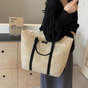 Sac fourre-tout tendance en paille avec anses en corde noire pour vacances à la plage