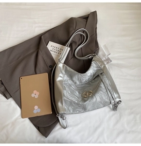 Dettaglio borsa tote argento metallizzato con logo stella su trama marmo e pelle PU