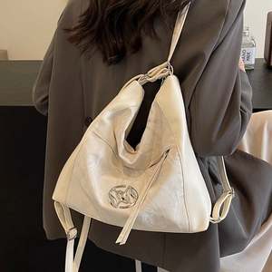Elegante borsa a spalla a mezzaluna bianca con trama marmorea e decorazione in metallo