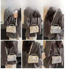 Détail du petit sac carré avec pendentif étoile et chaîne en perles porté par un mannequin