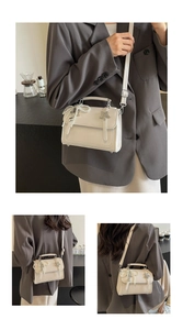 Détail du sac crème avec nœud en perles et boucle étoile sur un tailleur gris