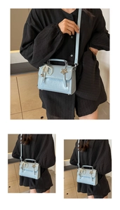 Vue détaillée du sac bleu clair avec nœud en perles et ornement en étoile de métal