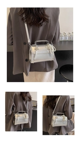 Détail du petit sac carré argenté avec boucle étoile et breloque en perles fantaisie