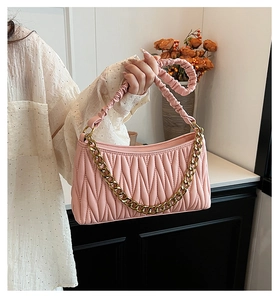 Vue détaillée du sac rose plissé avec chaîne dorée et texture cuir élégante et moderne