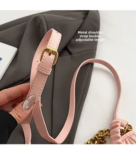 Détail de la bandoulière réglable en cuir rose avec boucle en métal doré de qualité