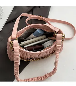 Vue intérieure du sac à main plissé rose avec bandoulière chaîne et grand compartiment