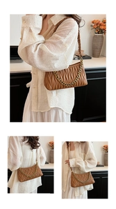 Détail du sac à bandoulière en cuir plissé caramel avec chaîne dorée élégante