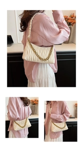 Détail du sac bandoulière matelassé blanc crème avec chaîne dorée et double sangle