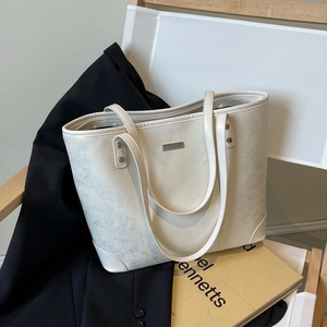Fashionable textured cream tote bag with large capacity for commuting and daily use