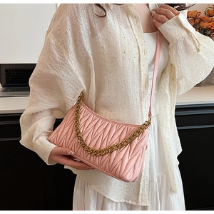 Vue détaillée du sac rose plissé en similicuir avec chaîne dorée et bandoulière fine